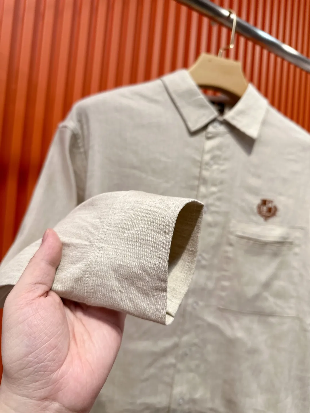 LORO PIANA Loro Piana LP slightly wide version S-XL (the suit does not come apart, 💯Tencel linen) 26SS Loro piana autumn and winter models are hotly shipped | Exclusively customized official website counter Same Style LP🌟casual suit·Old money style Middle Eastern Tencel linen fabric, top shirt👔chest pocket logo🪡embroidery Pants👖Logo🪡 embroidered, 100% Tencel linen, soft to the touch and not easily deformed, anti-pilling technology, extremely comfortable on the upper body, solid color lapel shirt👔Pants👖, solid color ribbed edges full of details. The simple version is not flattering to the body shape, and the original fabrics are standard. The skin-friendly and breathable texture is suitable for all daily scenes. It can be switched between commuting and leisure with one click. It shows high-end taste in a low-key manner, and provides comfort and style throughout autumn and winter. The inner hemming is evenly and meticulously routed, and the texture and texture are super soft. It is very light and soft, and feels extremely delicate and silky. The finer the yarn, the harder it is to work, and it is very time-consuming and material-consuming. It is a super rare product. The particularity of the fabric of each piece of clothing makes it silky soft and smooth. The unique embroidery pattern on the chest, you can feel its softness and smoothness when it comes into contact with the skin! The overall design is simple and grand, continuing Classic. The calm and elegant Classic color scheme naturally exudes a casual, elegant and sophisticated style, highlighting the style of a major manufacturer. Fabric, quite wide and comfortable. Delicate, easy to wear, dry, breathable and non-stick. The texture is light and there is no pressure on the upper body, as if it can breathe. Whether it is wiring, cutting or hardware configuration, it is the highest level of craftsmanship. Every detail is meticulous and quite elegant! The minimalist style structure is grand, natural, and highly recognizable. The upper body will never go wrong with the matching performance, and there is no doubt about it! Color: Linen Gray Size: M-3XL Size charti: Top size chart: M: Shoulder width 52-bust 54-dress length 69 L: Shoulder width 54-chest 56-dress length 71 Pants size chart: M: Seat circumference 107 - Waist circumference 78 - Panty length 103 L: Seat circumference 111 - Waist circumference 82 - Panty length 105